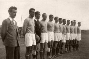 Кефиров (най-вляво) като треньор на „Етър“ през 1957 г.