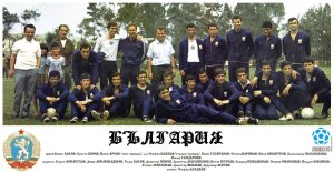 Д-р Петър Кефиров (най-вляво) в националния тим до легенди като Гунди, Бонев, Дерменджиев, Пенев…