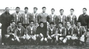 Христо Миланов (горе вляво) като треньор на „Етър“ през 1965-1966 г.