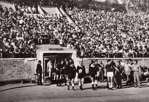 Пред погледа на Цанов (вторият отдясно) „Етър“ излиза за мача с „Интер“ (Милано).