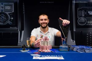 Търновлията Огнян с най-престижното си отличие - наградата от ЕРТ. Source: pokernews.com/Danny Maxwell