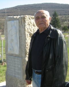 Шатров до паметника си в Шемшево.