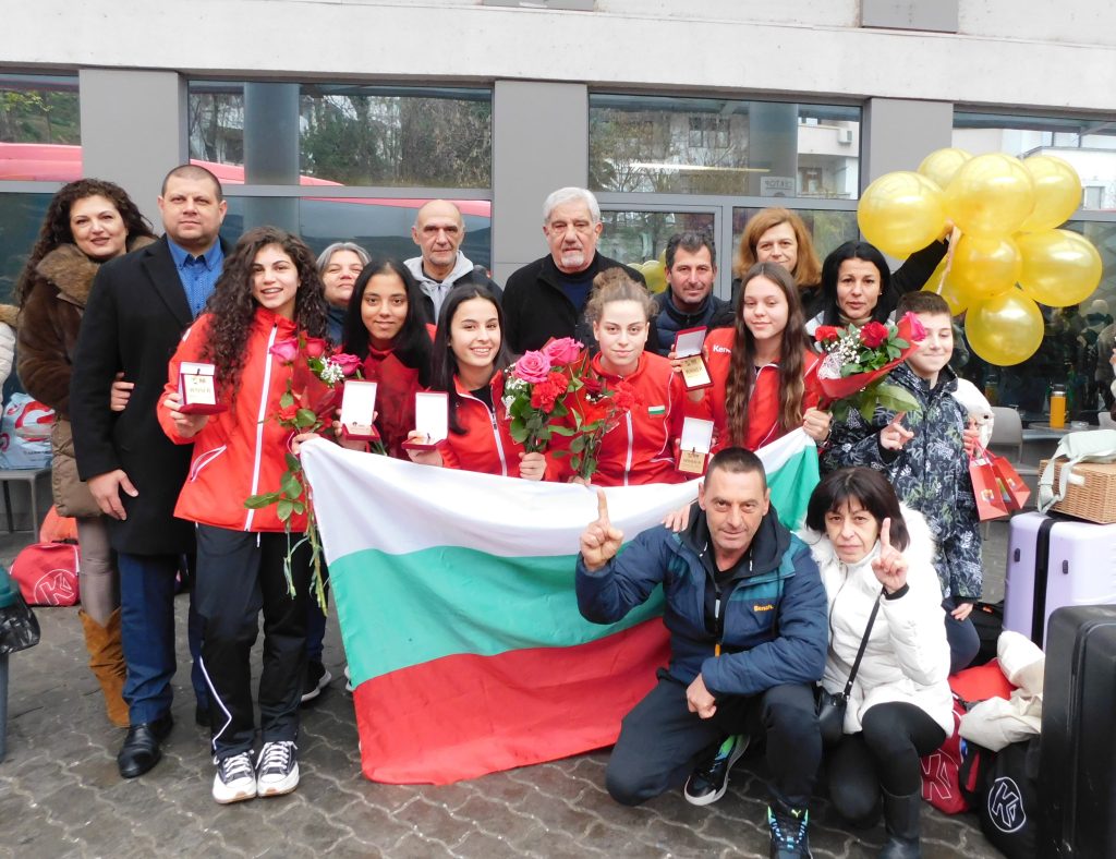 С шампанско и сълзи от радост В. Търново посрещна шампионките