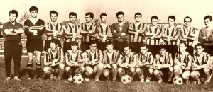 „Етър“ през 1966 г. с наставник Иван Кръстанов (най-вляво).