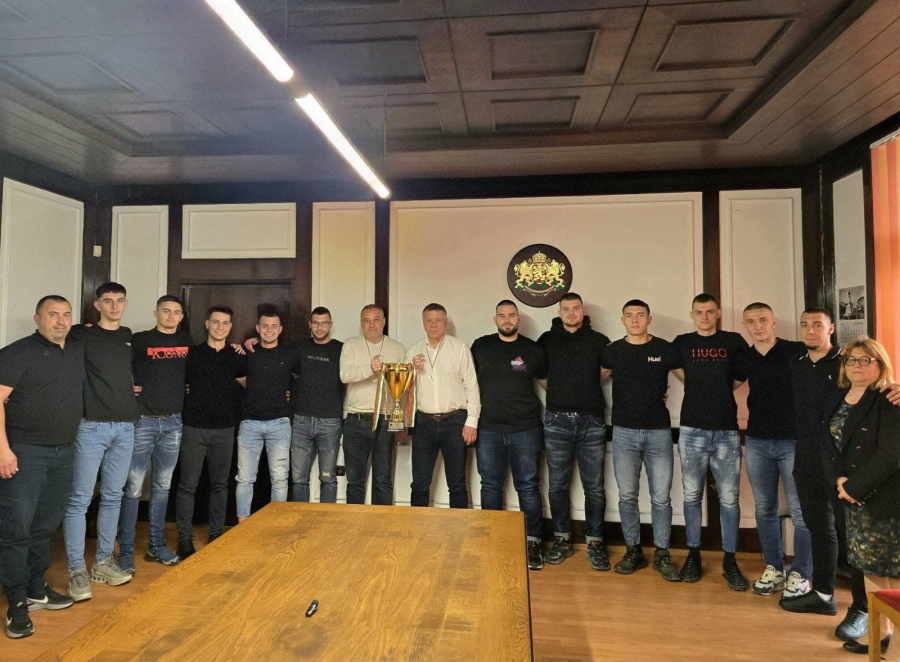 Хандбалистите на “Локомотив” връчиха на горнооряховския кмет златен медал от купата